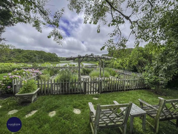 Cape Cod Home 994767
