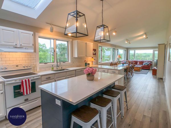 Cape Cod Home 994769