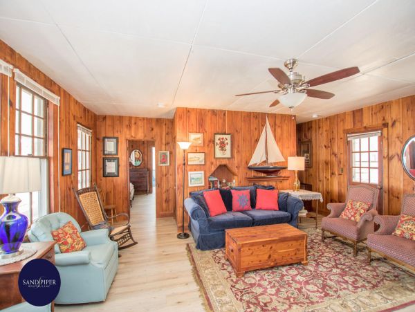 Cape Cod Home 994769