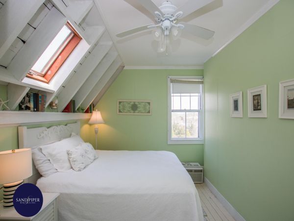Cape Cod Home 994769