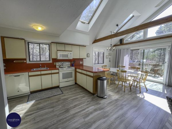 Cape Cod Home 994770