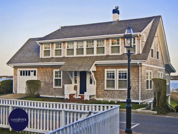 Cape Cod Home 994771