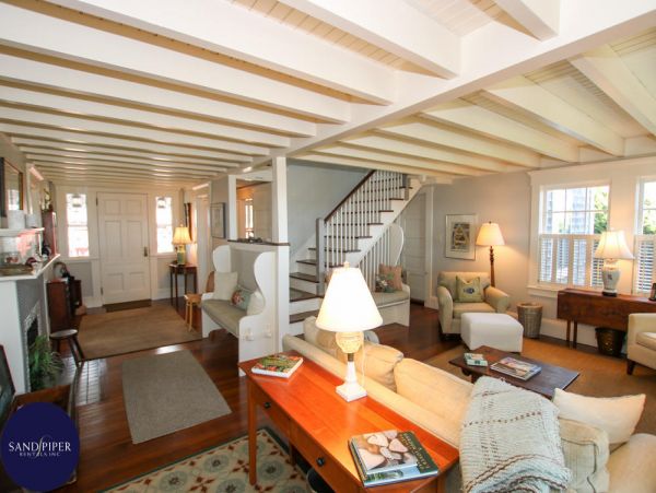 Cape Cod Home 994771