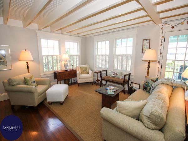 Cape Cod Home 994771
