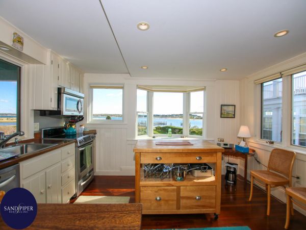 Cape Cod Home 994771