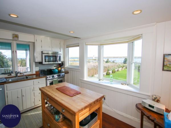 Cape Cod Home 994771