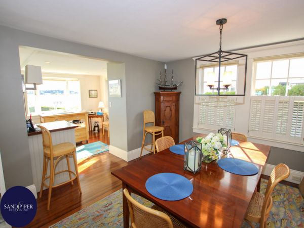 Cape Cod Home 994771