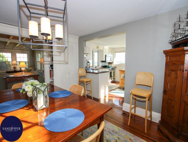Cape Cod Home 994771