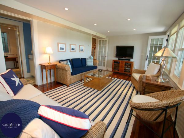 Cape Cod Home 994771