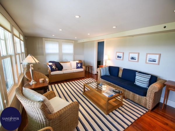 Cape Cod Home 994771
