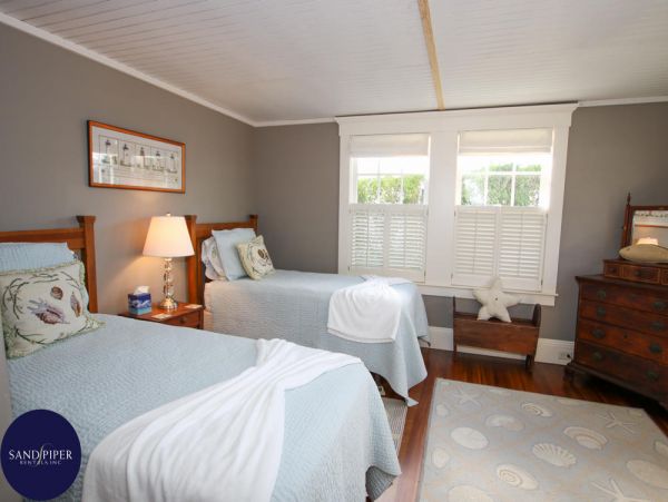 Cape Cod Home 994771