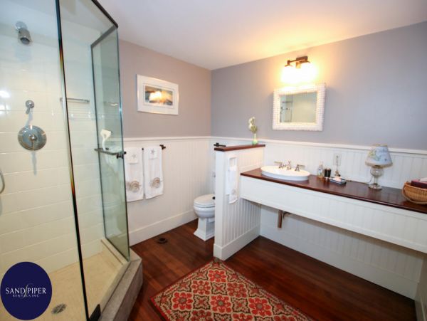 Cape Cod Home 994771
