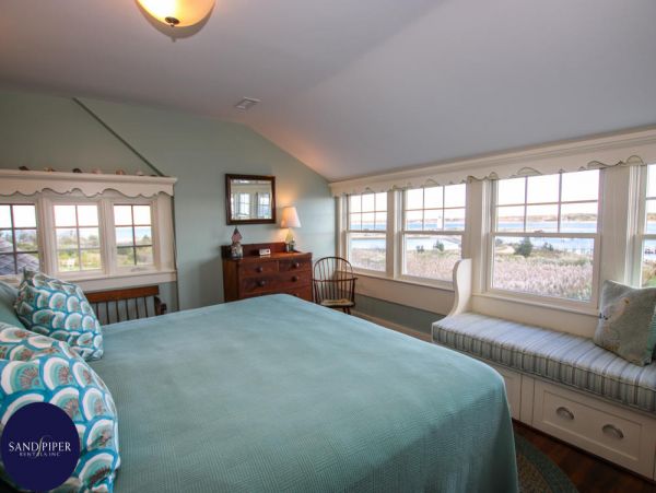 Cape Cod Home 994771