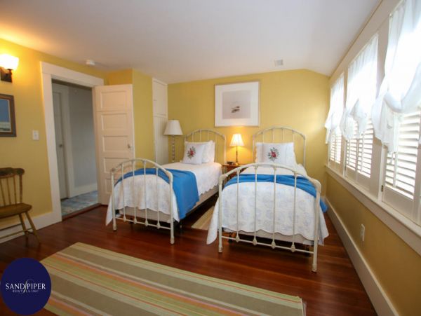 Cape Cod Home 994771