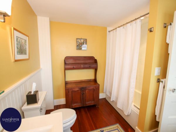 Cape Cod Home 994771