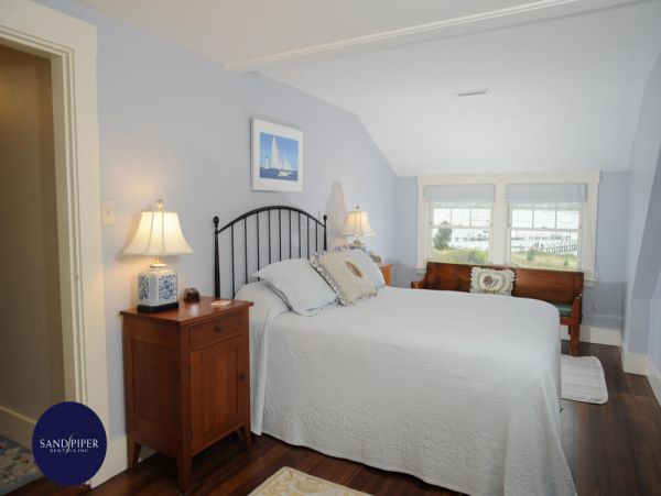 Cape Cod Home 994771
