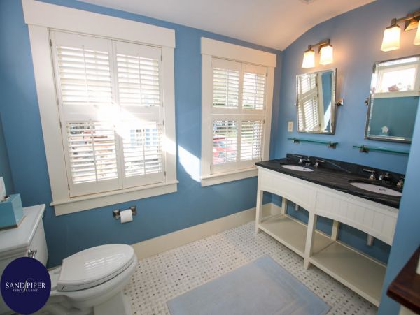 Cape Cod Home 994771