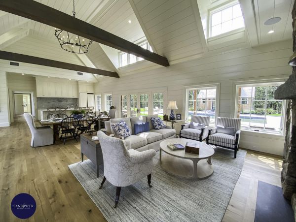 Cape Cod Home 994772