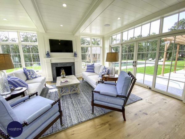Cape Cod Home 994772