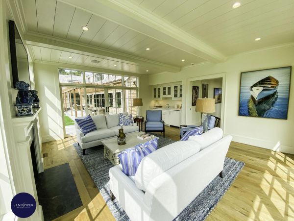Cape Cod Home 994772