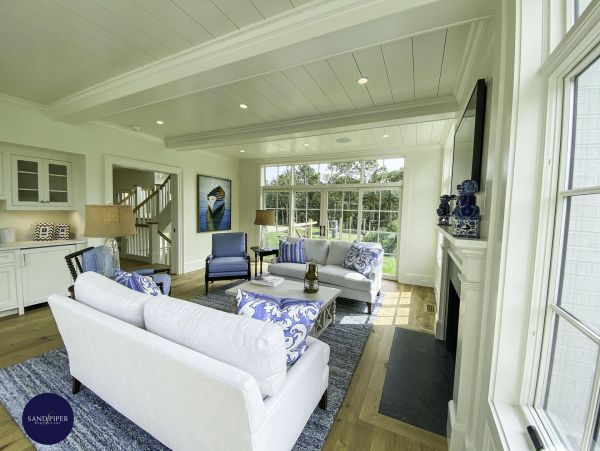 Cape Cod Home 994772