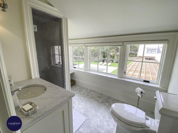 Cape Cod Home 994772