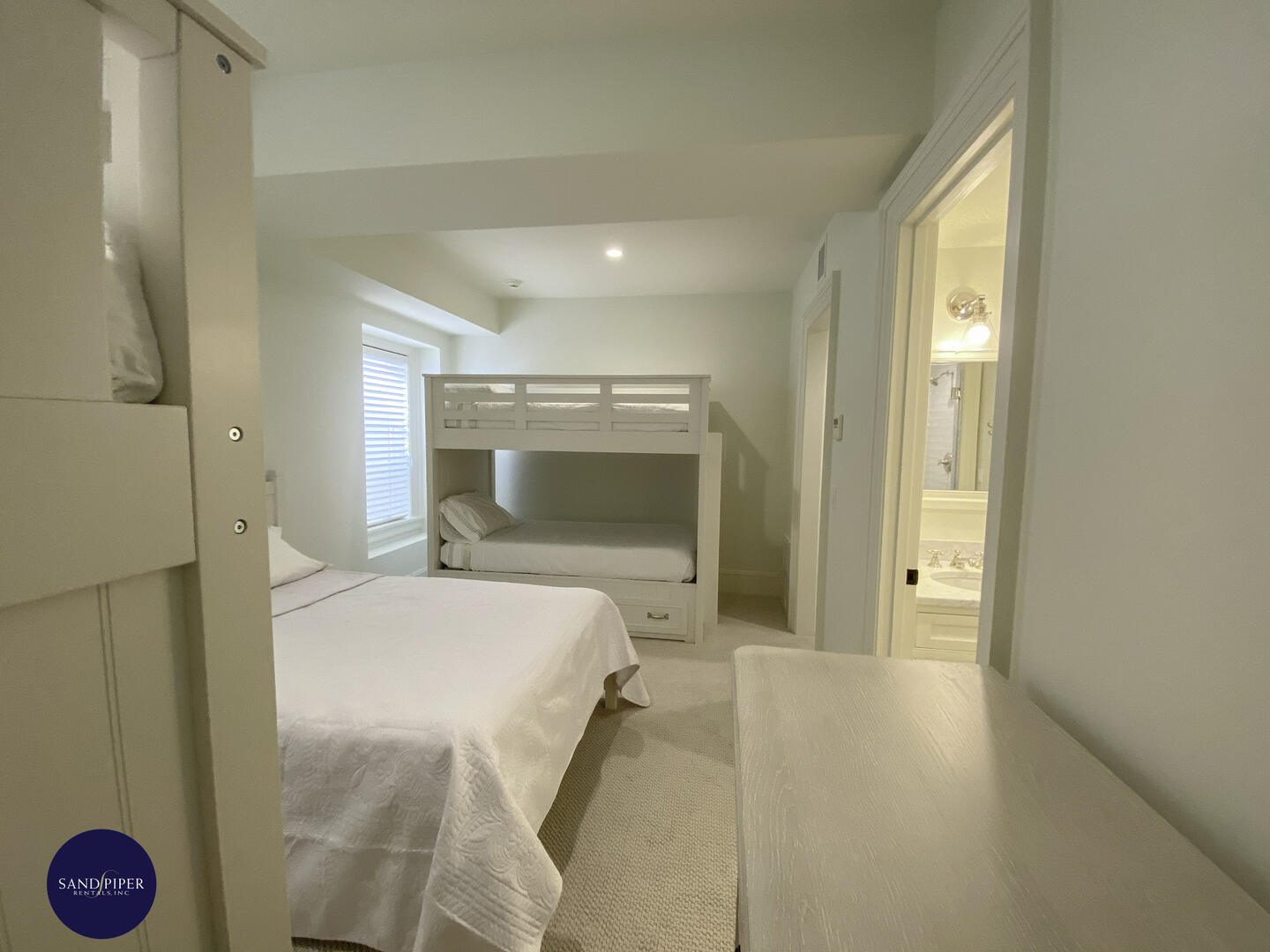 Cape Cod Home 994772