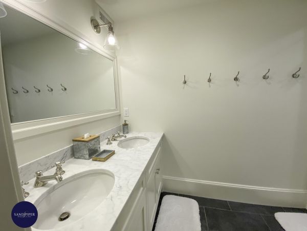 Cape Cod Home 994772