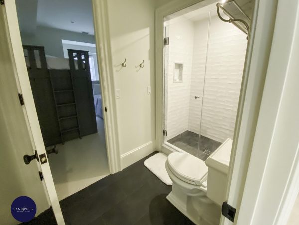 Cape Cod Home 994772