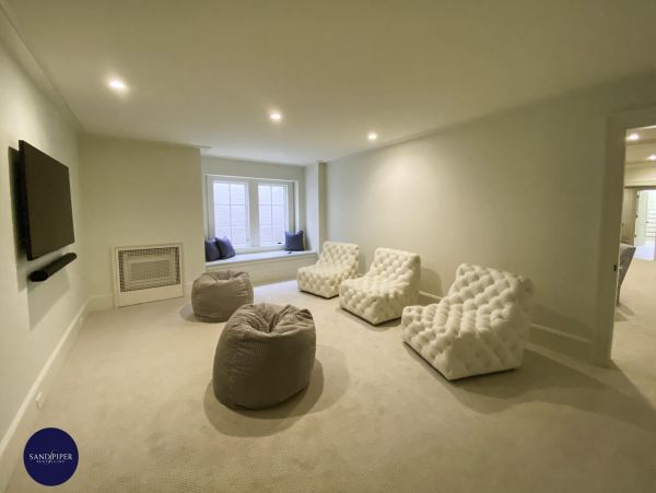 Cape Cod Home 994772