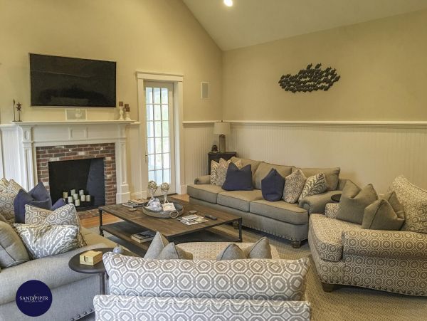 Cape Cod Home 994773