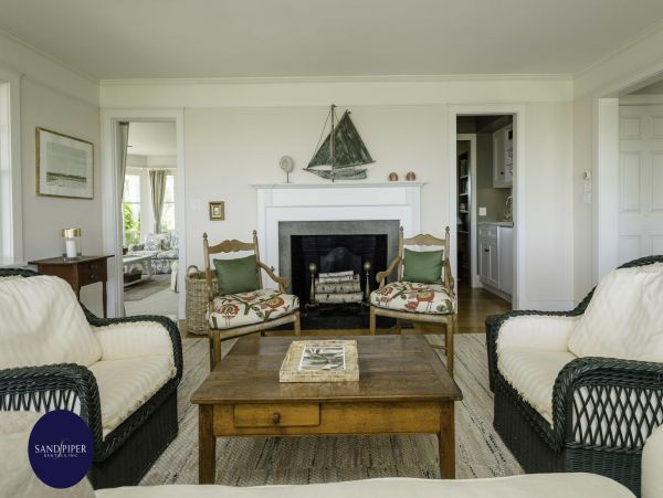 Cape Cod Home 994774