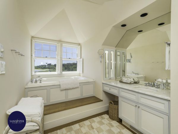 Cape Cod Home 994774