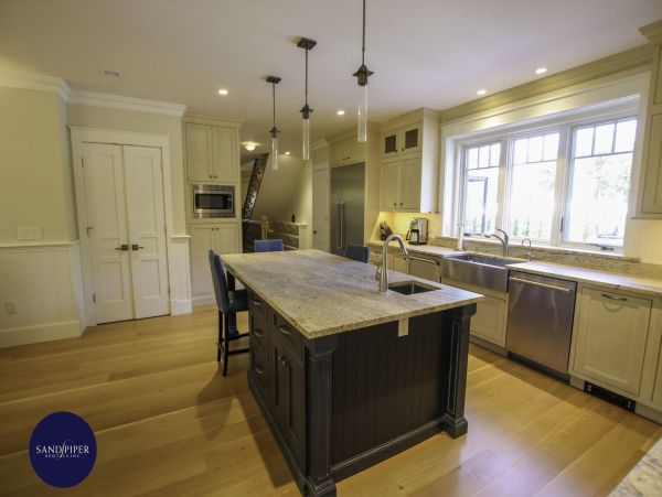 Cape Cod Home 994776