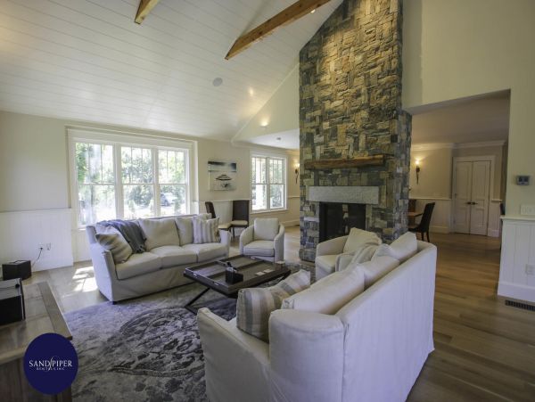 Cape Cod Home 994776