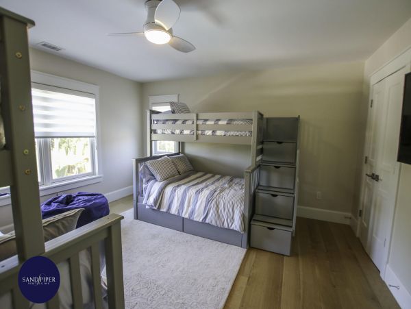 Cape Cod Home 994776