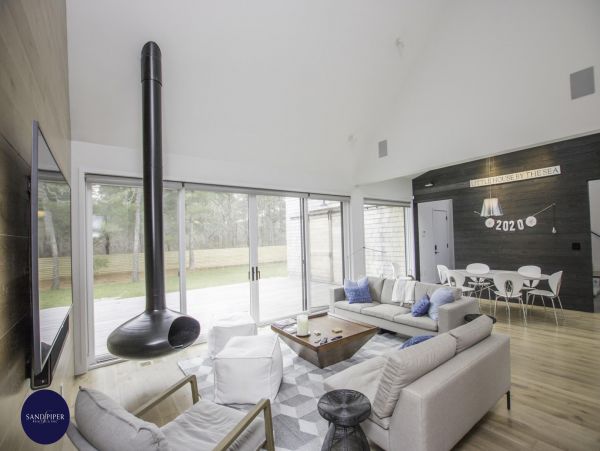 Cape Cod Home 994777