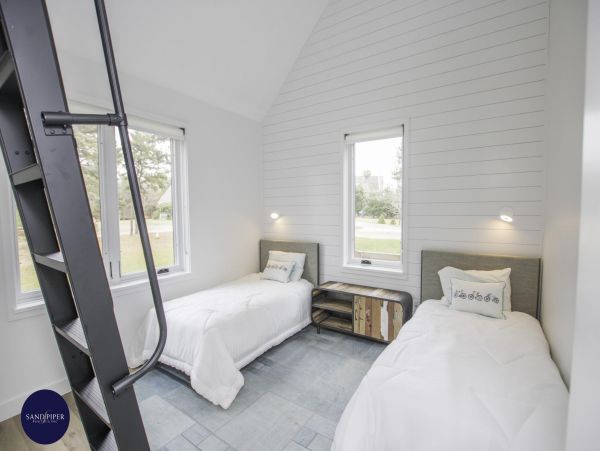 Cape Cod Home 994777