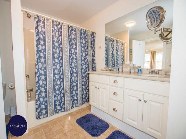 Cape Cod Home 994778
