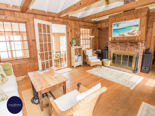 Cape Cod Home 994781