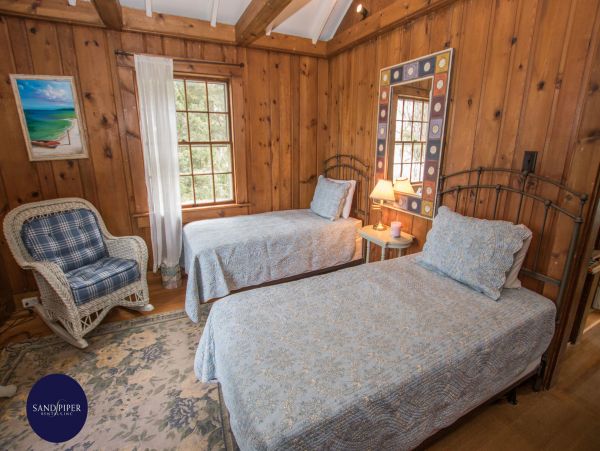 Cape Cod Home 994781