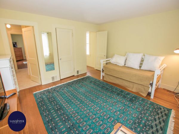 Cape Cod Home 994781