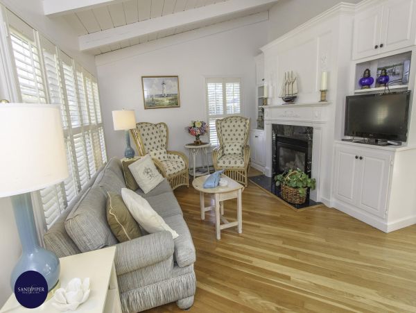 Cape Cod Home 994782