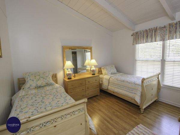 Cape Cod Home 994782