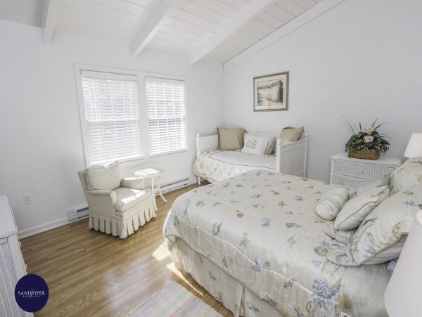 Cape Cod Home 994782