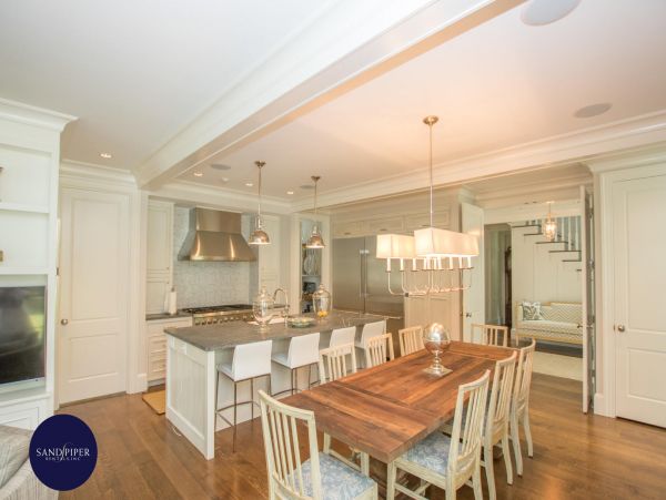 Cape Cod Home 994784