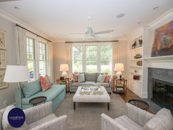 Cape Cod Home 994784
