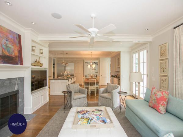 Cape Cod Home 994784