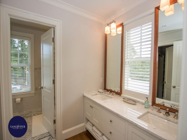 Cape Cod Home 994784