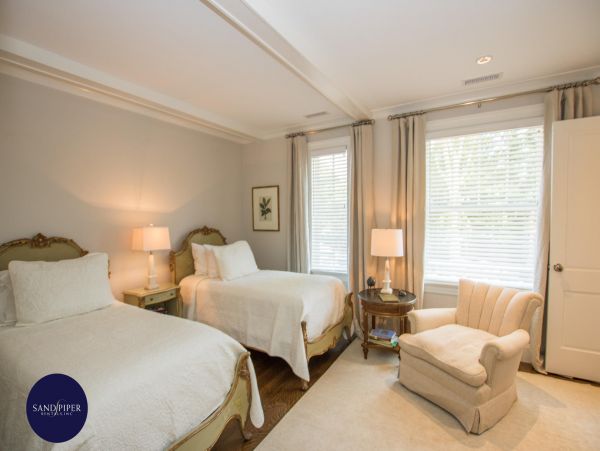 Cape Cod Home 994784